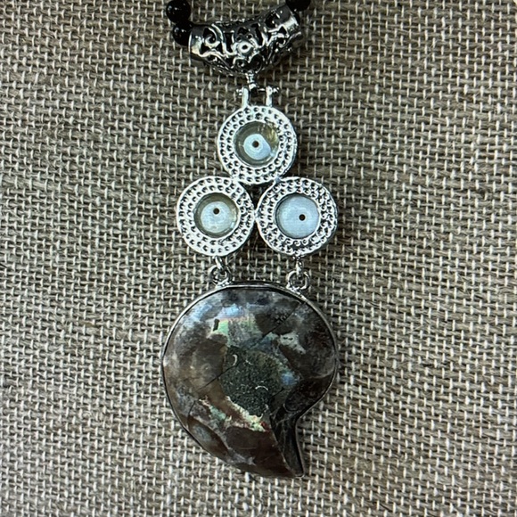 Ammonite fossil pearl silvertone pendant black round ball beaded 24” necklace - Picture 5 of 6